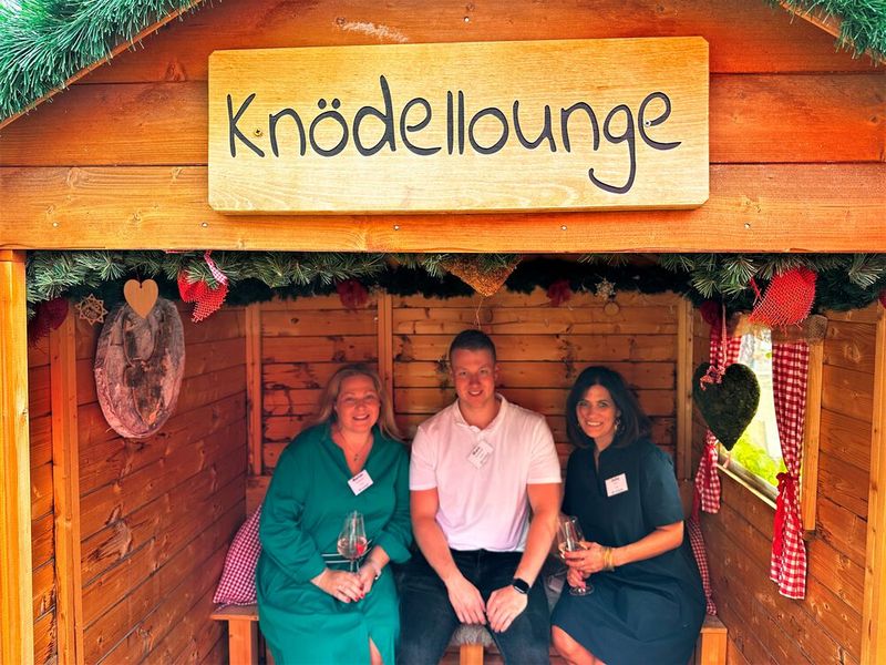 Noch sitzen (v. l.) Marion Weingartner, Marc Wolewienski und Julia Adler (Unisys) gechillt in der Knödellounge. (Bild: Vogel IT-Medien GmbH)