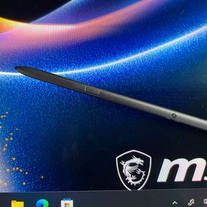 Im Stift ist auch ein Bluetooth-Mikrofon untergebracht, das für Sprachkommandos an Microsoft Copilot dient.(Bild:  Vogel IT-Medien)