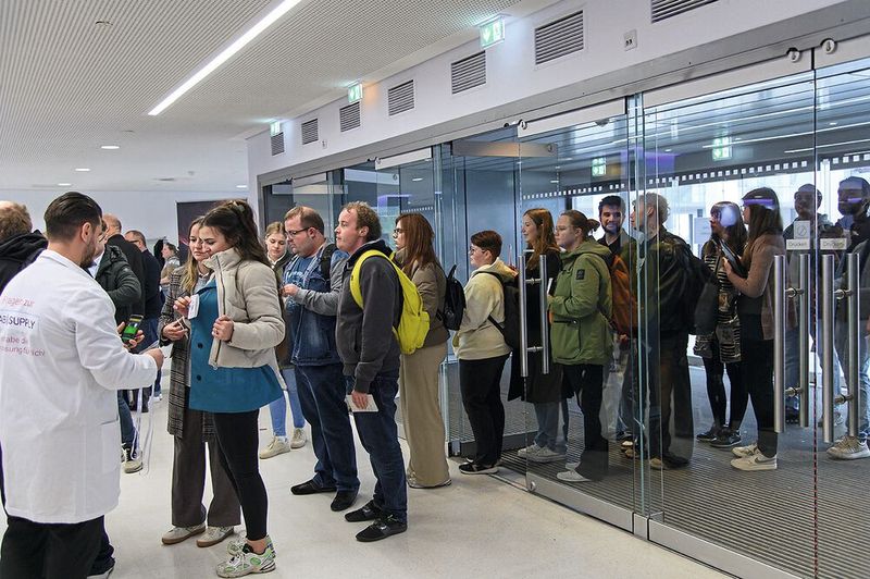 Auftakt um 9:00 Uhr. Die Besucher haben schon auf die Öffnung der Türen gewartet.    Mehr Infos zu den kommenden LAB-SUPPLY-Messen finden Sie auf www.lab-supply.info (Bild: Stefan Stark)