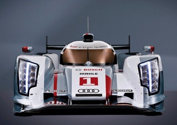 Der Audi R18 e-tron quattro: zwei dieser Boliden starten in diesem Jahr zum letzten Mal beim traditionellen 12-Stunden-Rennen in Sebring (Bild: Audi)