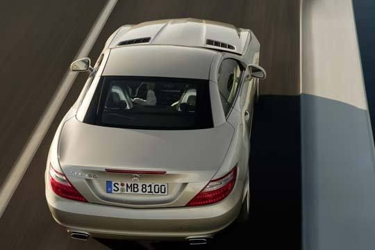 Die Höchstgeschwindigkeit des SLK 350 liegt bei elektronisch abgeriegelten 250 km/h. (Archiv: Vogel Business Media)