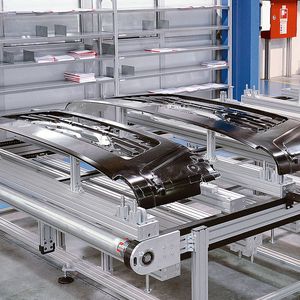 Taktkettenumlauf mit individueller Werkstückaufnahme für die Automotive-Branche.