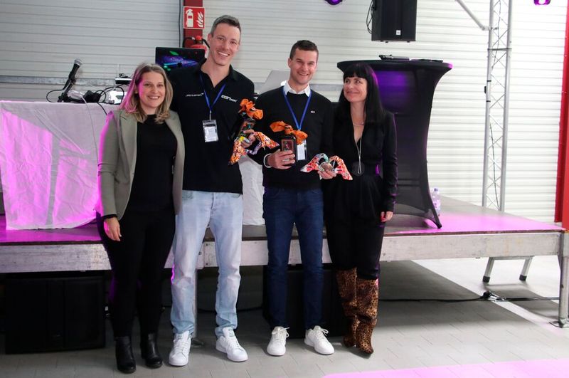 Geehrt wurden Yannik Stern von der Carbon GmbH und Joachim Jung von Mirka für ihre Unterstützung der „Jungen Innung BW“ mit Lehrgängen und Werksbesuchen. Landeinnungsmeisterin Michaela Müller, Yannik Stern, Joachim Jung und Geschäftsführerin Isabell Jörg (v.l.n.r.) (Bild: Jürgen Klasing)