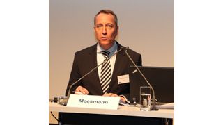 „Gibt es etwas Langweiligeres als Lagern?“, fragt Ulrich Meesmann, Geschäftsführung der BG RCI, auf dem Heidelberger Symposium „Lagern von Gefahrstoffen“. Dass das Thema ganz offensichtlich doch auf reges Interesse gestoßen ist, bewiesen die außerplanmaßigen Anmeldungen zur Fachveranstaltung, die es erforderten, dass ein zusätzlicher Raum per Videoübertragung organisiert werden musste. (Bild: Sonnenberg)