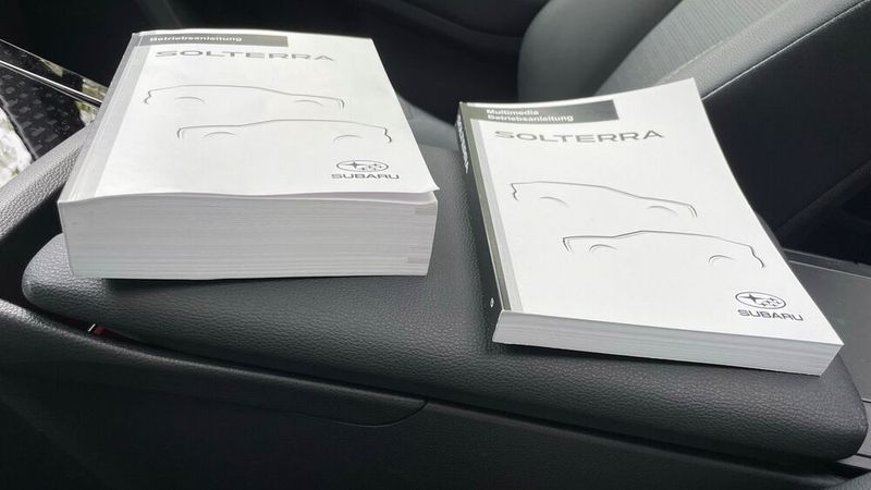 Das Bedienhandbuch des Solterra ist so dick, dass es sich wohl allenfalls die Verkäufer im Handel durchlesen. (Bild: Grimm – VCG)