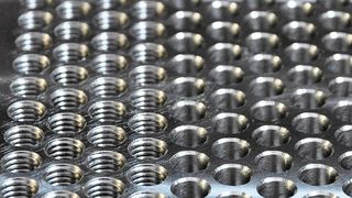 Bild 1: Titanplatte aus TiAl6V4 mit Kernloch- und Gewindebohrungen: An die Werkzeuge werden dabei hohe Anforderungen gestellt. (Bild: GFE)