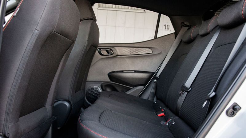 Der Raumeindruck vorn geht in Ordnung. Hinten geht es etwas enger zu. (Bild: Hyundai)