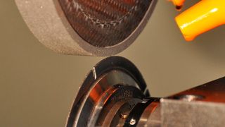 Die CNC-gesteuerte Formrolle Winter DDScut mit unterbrochenem Belag erzielt bei konstant gehaltenen Abrichtparametern eine größere Wirkrautiefe der Schleifscheibe, woraus später im Einsatz verminderte Schleifkräfte resultieren. Darüber hinaus erhöht sich auch die  Profilgenauigkeit. (Bild: Saint-Gobain Abrasives GmbH)