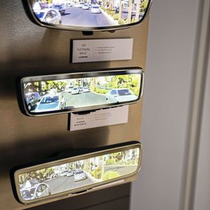 Viele Autohersteller nutzen bereits den digitalen Rückspiegel. (Bild: Gentex)