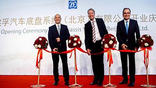 Offizielle Eröffnung des neuen Achsenwerks von ZF in Peking (v. l.): Uwe Coßmann, Leiter der Division Pkw-Fahrwerktechnik, ZF-Chef Dr. Stefan Sommer und Dr. Peter Holdmann, Leiter der Entwicklung sowie des Geschäftsfelds Achssysteme. (Foto: ZF Friedrichshafen)