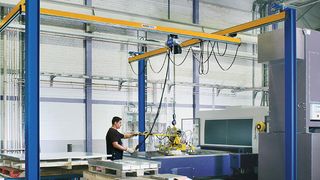 Einträgerkran EHB mit der Befestigung an gedübelten Kragarmstützen als günstige Alternative zu Portalen. (Bild: Abus)