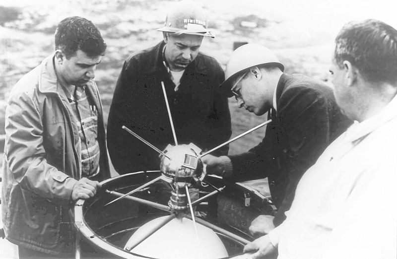 1957: Der erste Satellit mit Solarzellen. Die Entdeckung des physikalischen Prozesses der Photovoltaik begann im Jahr 1839 durch den französischem Wissenschaftler Alexandre Edmond Becquerel. Der junge Forscher experimentierte mit Batterien mit einem galvanischem Element. Diese bestrahlte er mit Licht und stellte die Zunahme von elektrischer Spannung fest. Erst 1905 gelang es Albert Einstein, die physikalischen Hintergründe der Photovoltaik richtig zu ergründen. Für diese Leistung wurde ihm 1921 der Nobelpreis für Physik zugesprochen. Der nächste große Schritt gelang 1954, als Calvin Fuller, Daryl Chapin und Gerald Pearson es schafften, Solarzellen zu bauen, die Wirkungsgrade von bis zu 6% hatten. Das erste Mal richtig angewendet wurden Solarzellen im Jahr 1957 bei dem oben abgebildeten Satelliten Vanguard I. Bis dahin konnte man den Wirkungsgrad bereits auf 10% steigern. Seit den 1970er Jahren hat die Photovoltaik, mit der zunehmenden Erkenntnis der Endlichkeit fossiler Brennstoffe, enorme Bedeutung erlangt und sich weiterentwickelt. (Bild: gemeinfrei)