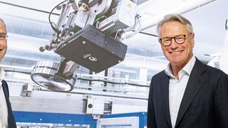 Prüfen die Möglichkeiten einer Zusammenarbeit bei der Automatisierung von Fertigungsprozessen: Rickard Gustafson, CEO von SKF (li.), und Björn Rosengren, CEO von ABB, im Robotics Experience Center von ABB in Västerås.  (Bild: Jonas Bilberg / ABB)