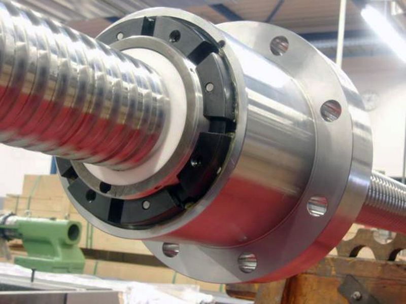 Kugelgewindetrieb mit angetriebener Mutter im Auslieferungszustand. Bild: Kammerer (Archiv: Vogel Business Media)