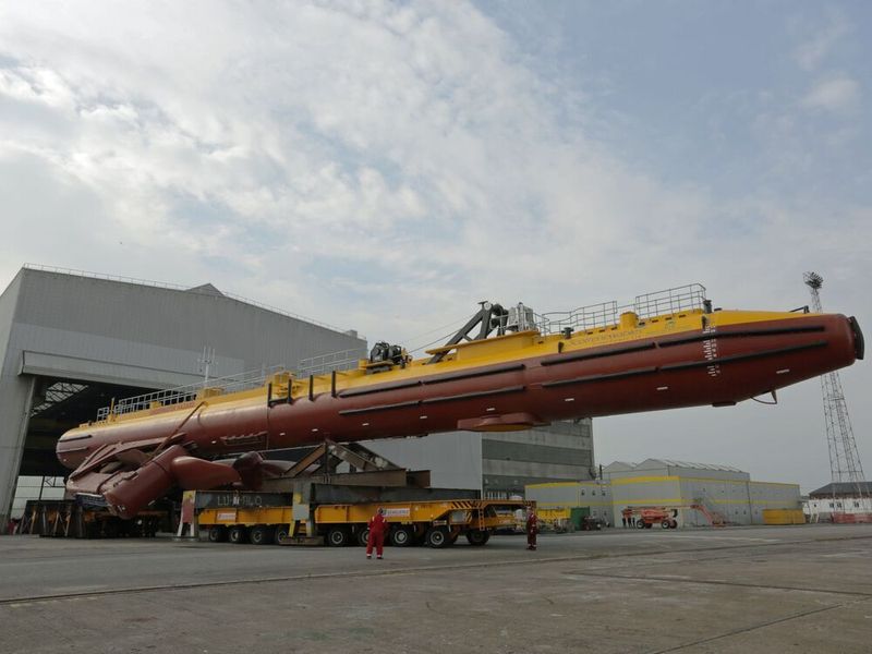 Bei der Turbine O2-2MW handelt es sich um einen 73 m langen Schwimmkörper, der auf beiden Seiten eine 1-MW-Turbine trägt.  (Orbital / SKF)