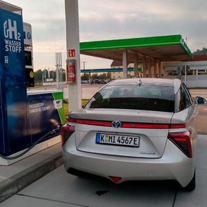 Gleich geht´s weiter: Knapp fünf Minuten dauert der gesamte Tankvorgang.(Bild:  Thomas Günnel/»Automobil Industrie«)