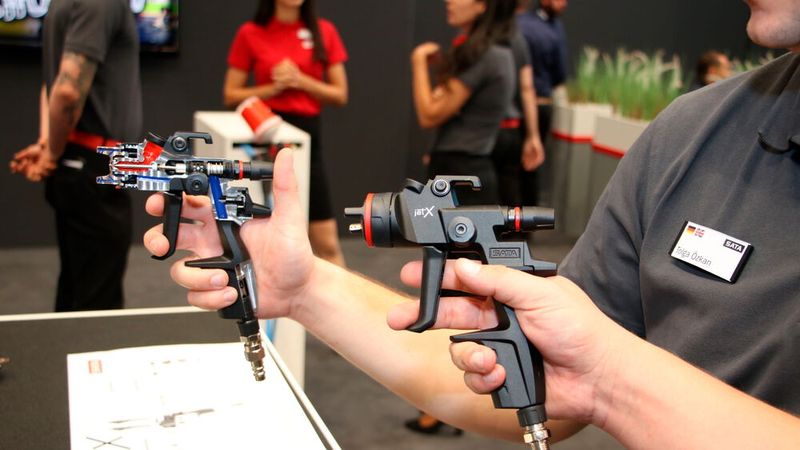 Die Weltneuheit von SATA, die Spritzpistole Jet X konnte im Handling ausprobiert und im Detail untersucht werden. (Bild: Jürgen Klasing)
