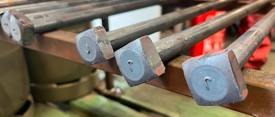 Ein fertiger Schraubenkopf nach der Umformung.(Bild:  Aachener Maschinenbau)