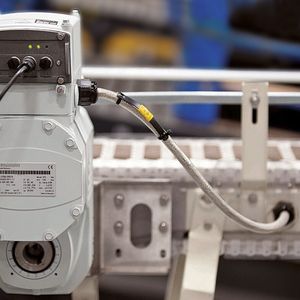 Durch die Single Line Network Installation (SNI) der Antriebskomponenten benötigt man weniger Kabel als bei herkömmlichen Installationen. Ein einziges Kabel überträgt gleichzeitig Leistungsenergie, Steuersignale und Sensordaten.