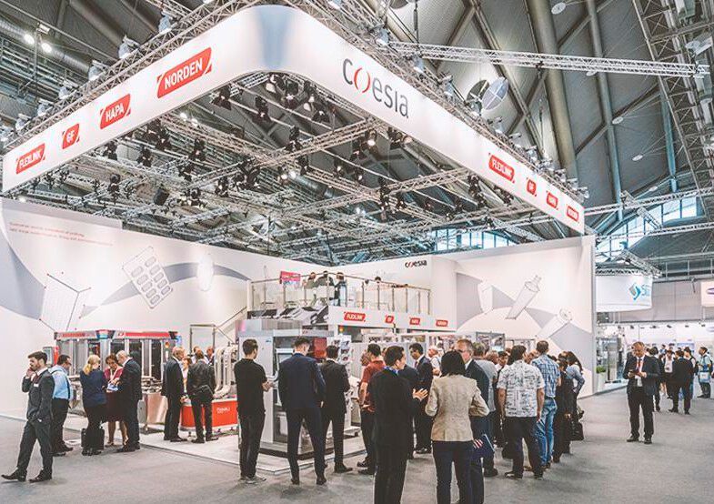 Flexlink: An Stand 413, Halle A2 finden Sie die Leute des Anbieters für Materialflusslösungen von Flexlink, die Ihnen das Genius PCB-Handling-System, Lösungen für Lasermarkierungen und den automatisierten Magazintausch über AMR vorstellen, und für Gespräche zur Verfügung stehen. (Bild: Flexlink / Coesia)