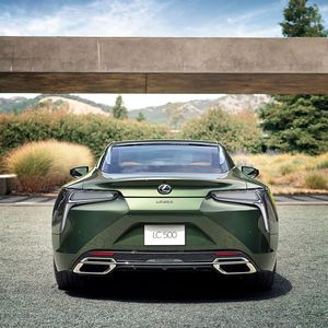 Wenn es der Besitzer darauf anlegt, sehen die anderen nur das Heck: Unter der Haube des LC 500 werkelt ein V8 mit 464 PS.(Bild:  Andreas Smetana/Lexus)