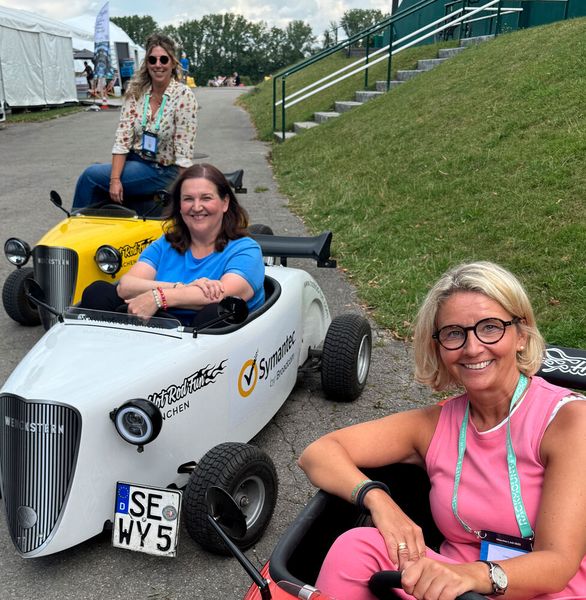 Mit den Hot Rod Cars konnten die Besucher eine Rundfahrt um die Galopprennbahn erleben. (Bild: Vogel IT-Medien GmbH)