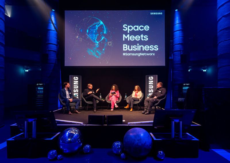 Unter dem Motto „Space meets Business: Neue Horizonte für Innovationen ‒ in Zeiten von KI und Datensicherheit“ diskutierten (v.l.) Matthias Biniok (KI-Experte, IBM), Tim Florian Horn (Direktor des Zeiss Großplanetariums), Evren Gezer (Moderation), Dr. Suzanna Randall (Astrophysikerin, Astronautin) und Christian Kahlo (Chief Security Architect, Adesso) über KI. (Bild: Samsung)