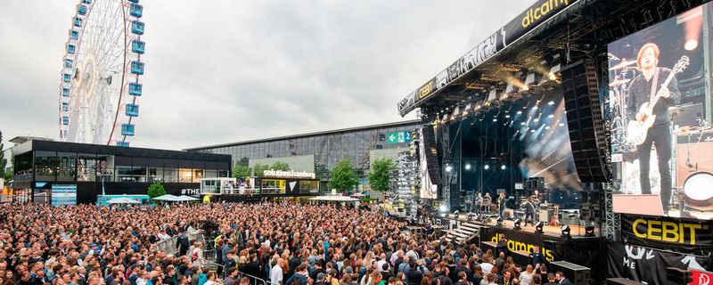 Am Montag startete die Cebit 2018 mit neuem Konzept. Dazu gehört unter anderem auch eine eine Open-Air-Bühne mit Festivalkulisse.(Bild:  Deutsche Messe)