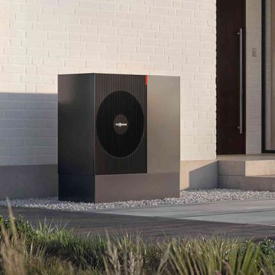 Die neue Monoblock-Wärmepumpe "Vitocal 200-A intelligent energy" von Viessmann bietet eine Leistung von 4 bis 12 kW.
 (Bild: Viessmann)