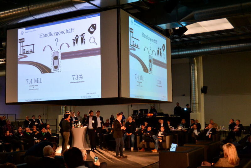 Alexander Kreis von Sales Cre8 stellte die Trade-in-App beim Pitch vor. Sein Team und die Händlerpaten von Auto Schmolck fieberten mit. (Christoph Seyerlein)