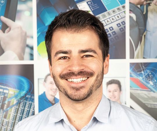 Tobias Frech ist seit dem 1. Januar 2026 neuer Verkaufsleiter bei der Sigmatek Schweiz AG.(Bild:  Sigmatek)