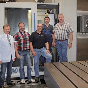 Haben im Team für eine reibungslose Installation des Bohr-Fräszentrums gesorgt: Dr. Alfons Lorenz von FPT, Ralph Nagel, Dieter Schneider, Maschinenbediener Reinhold Weißenfels und Günter Kloos.