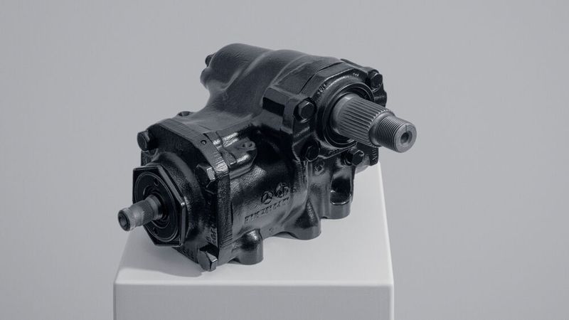 Nach wie vor über Mercedes-Benz Classic-Original-Teile  bis zum spezifischen Lenkgetriebe (Artikelnummer A 116 460 12 01) für 3.756,20 Euro. (Bild: Mercedes-Benz)