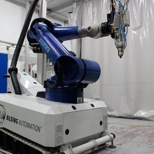 Jetzt wird das Highspeed-Laserauftragschweißen EHLA mobil, denn man hat diesen fahrbaren Roboter mit Laser, EHLA-Bearbeitungskopf und Pulverzufuhrsystem bestückt. (Bild:  Bilsing Automation)