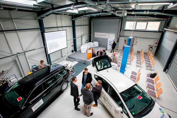 Der Hintergrund des Neubaus war unter anderem der gestiegene Platzbedarf für die Montage von Hybridantrieben in Fahrzeuge. (Foto: TU Darmstadt/Gregor)