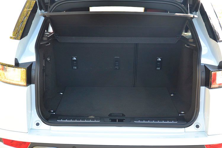 Die Klappe lässt sich bequem öffnen und schließen, indem der Benutzer seinen Fuß an einer bestimmten Stelle unterhalb des hinteren Stoßfängers bewegt. (Foto: Michel)