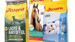 Produkte für Hunde, Katzen und Pferde – Foodforplanet vertreibt auch die unternehmenseigene Marke Josera-Petfood über den Onlineshop. (Josera)