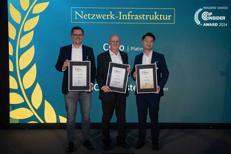 In der Kategorie „Netzwerk-Infrastruktur“ nehmen Christian Goldberg, Eckhart Traber und Haixin Cai die Preise für Cisco (Platin), LANCOM Systems (Silber) und Huawei (Gold) in Empfang. (Bild: Manuel Emme Fotografie)