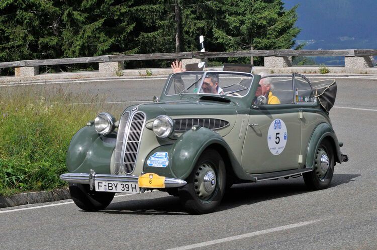 Am Berg: Der BMW 321 (Baujahr 1939) nimmt die Kurve ideal.  (Bild: Zietz/»kfz-betrieb«)