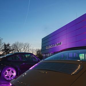 Zum VIP-Start war das Porsche Zentrum atmosphärisch ausgeleuchtet.(Bild:  Ulf Schaumlöffel)