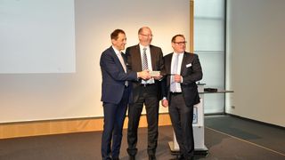 Die drei Geschäftsführer Ralph Engel, Andreas Kohl und Christian Muckenhaupt (v.l.) verkünden auf der SPS IPC Drives ihre Zusammenarbeit. (eks Engel)