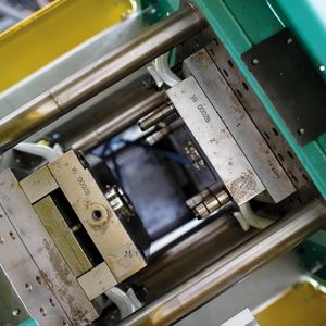 Bild 1: Spritzgießwerkzeug in einer Maschine: Üblicherweise kommen nur 4 % der eingesetzten Energie hier im Kernprozess an.