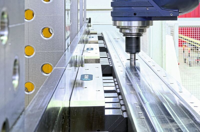 Elektropermanent-Magnetspannplatten ermöglichen eine hocheffiziente Bearbeitung von langen Stahlprofilen. Die festen und flexiblen Easy-Turn Polverlängerung leiten die Magnetkraft effektiv ins Werkstück weiter.  (Schunk)