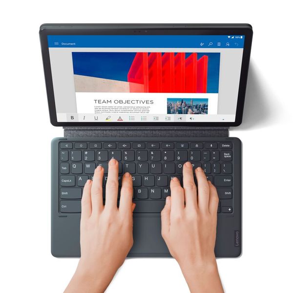 Das optionale, ultradünne Keyboard Pack23 mit integriertem Trackpad lässt sich einfach einrasten und die magnetische Standabdeckung sowie der integrierte Kickstand stützen das Tablet so, dass es einem schlanken Detachable ähnelt. (Lenovo)