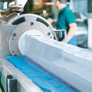 Der Münchner Chemiekonzern Wacker präsentiert auf der Kunststoffmesse K 2019 einen neuen flammhemmenden Festsiliconkautschuk.