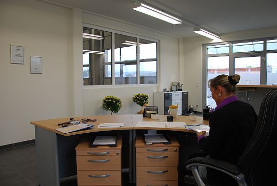 Die Glasfront erlaubt den Durchblick zur Werkstatt. (Archiv: Vogel Business Media)