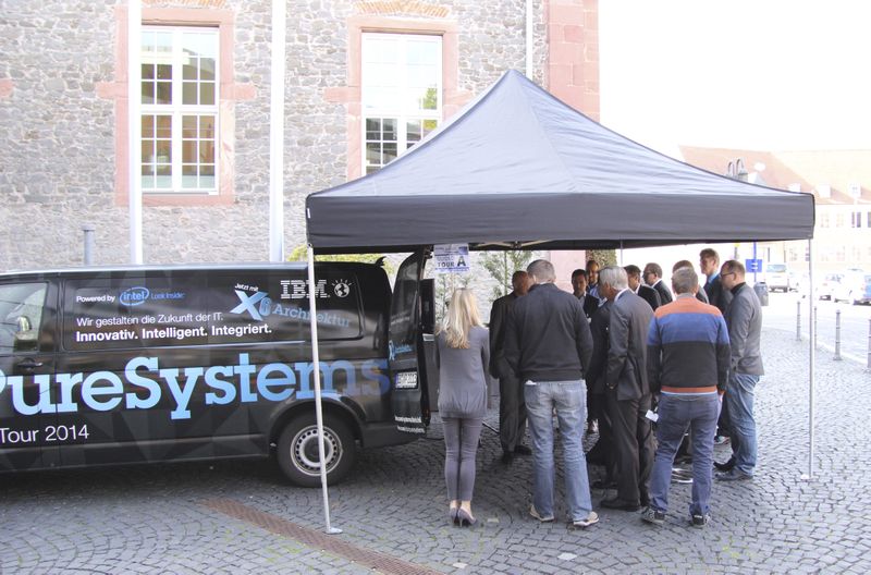 Die Guided Tour mit Halt beim IBM Bus: Hier gab es IBM PureSystems live zu bewundern. (Vogel IT-Akademie)