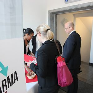 Einchecken fürs „1. Fachsymposium Medtech meets Pharma“.