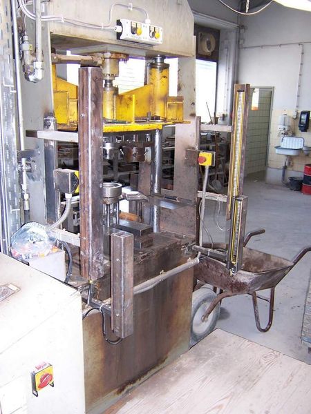An der Hydraulikpresse  arbeiten 2 Maschinenbediener gleichzeitig und pressen aus einer speziellen Masse Rohlinge für besonders maßgenaue Keramik-Formteile. (Archiv: Vogel Business Media)