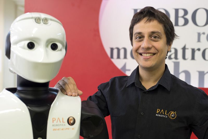 Francesco Ferro, CEO von PAL Robotics, mit einem seiner neusten humanoiden Service-Roboter. (Bild: Haas Automation)
